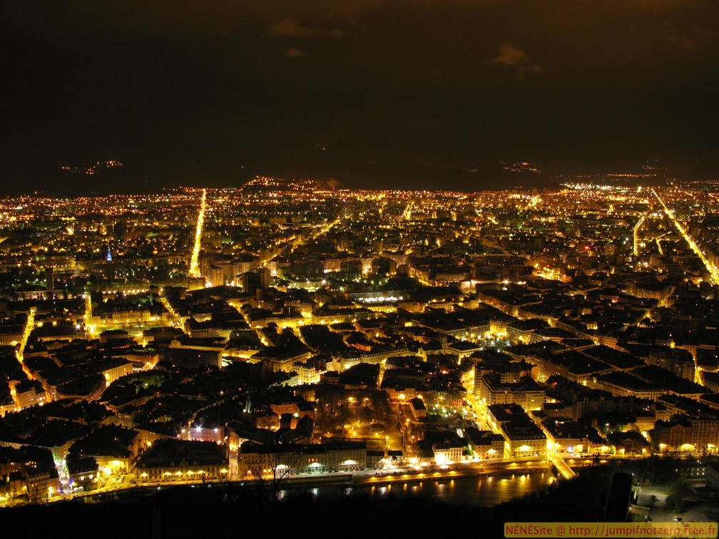 Vue de Grenoble depuis la Bastille de nuit, en 2009