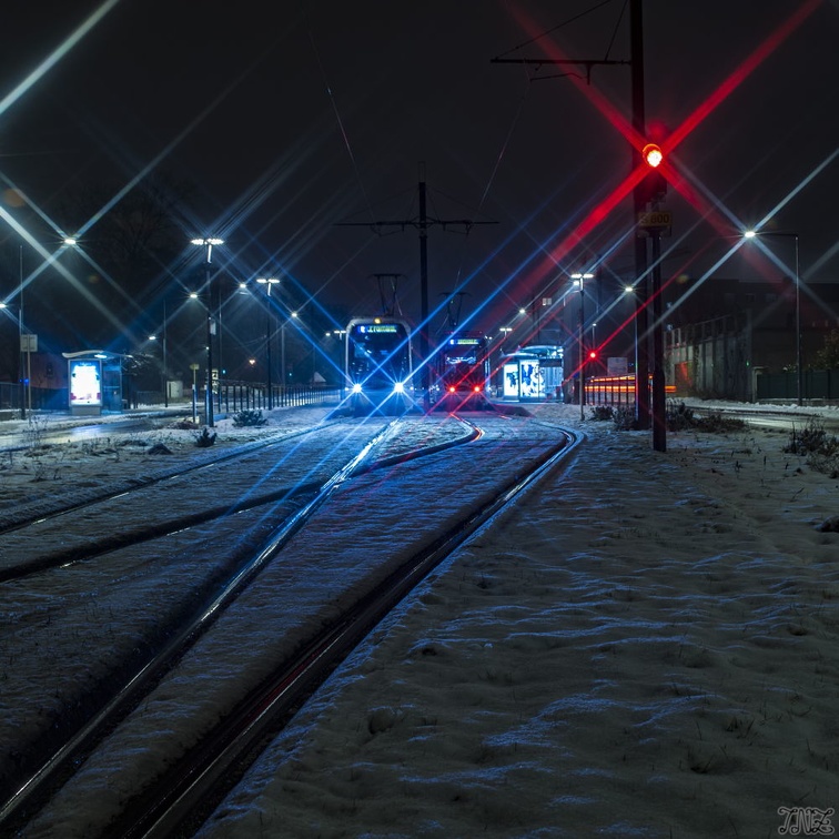 Tramway de Grenoble de nuit dans la neige