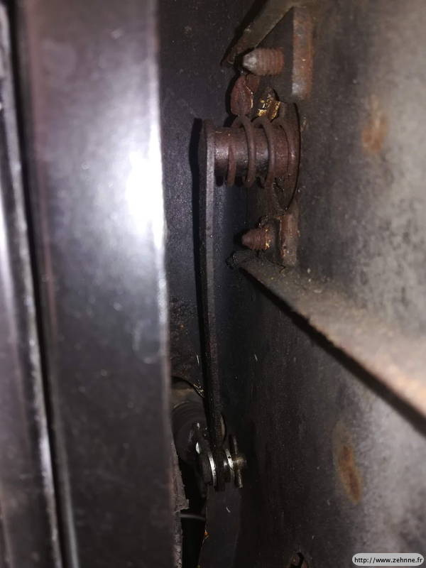 la pédale coincée dans entre le carter et le radiateur, avec le ressort cassé.