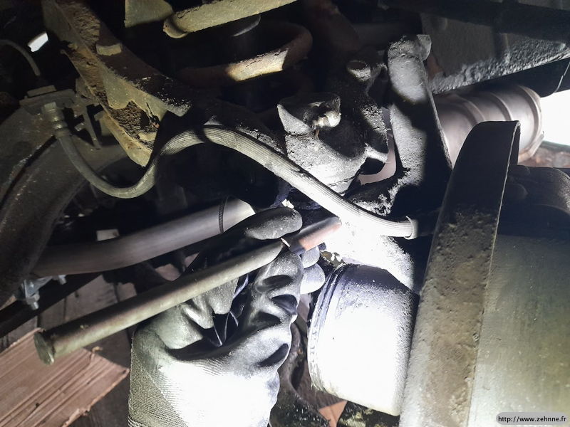 chasse des goupilles des rotules de suspension