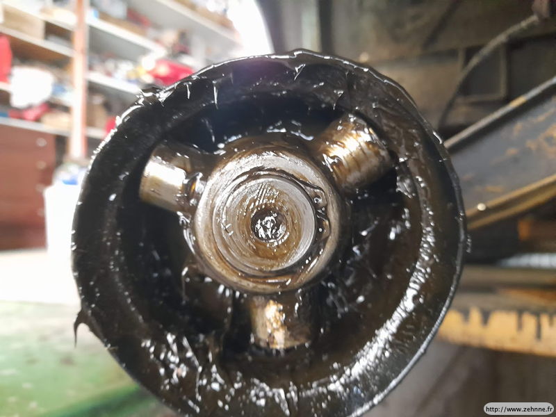 tripode du cardan fixé par un circlip