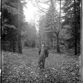 Gamin dans la forêt